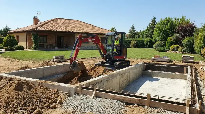 Construcción de piscina de obra con miniexcavadora